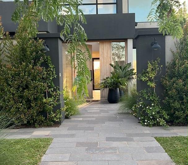 Casa · 385m² · 5 Ambientes · 4 Cocheras