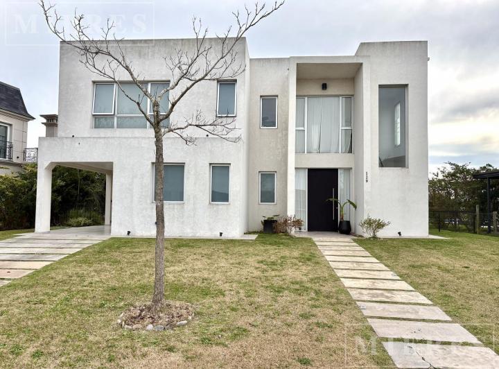 Casa · 175m² · 5 Ambientes · 2 Cocheras