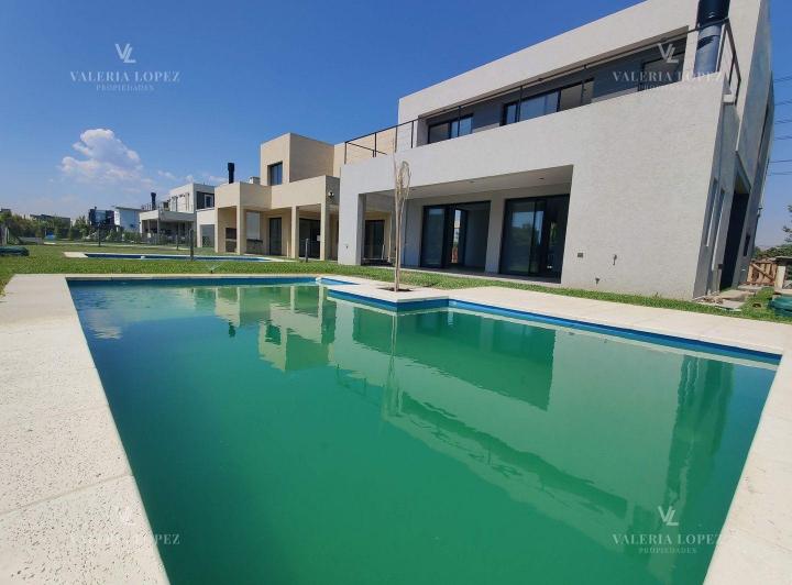 Casa · 250m² · 6 Ambientes · 3 Cocheras