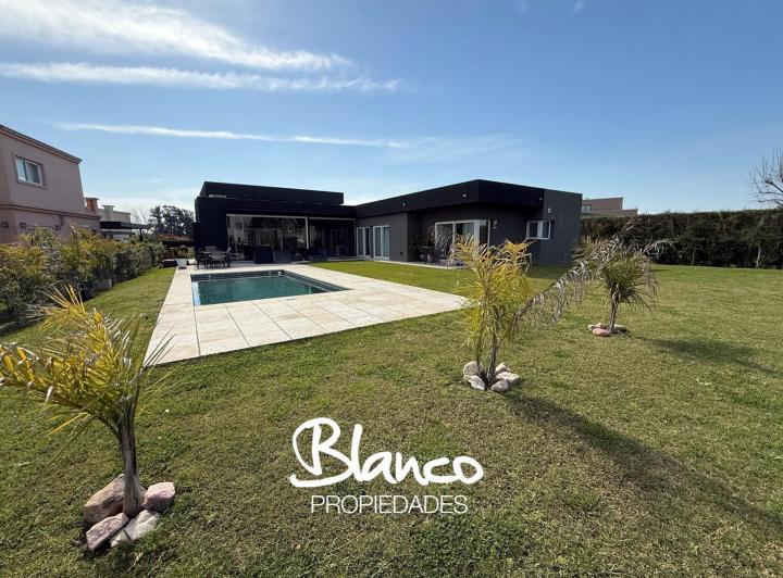 Casa · 253m² · 5 Ambientes · 1 Cochera