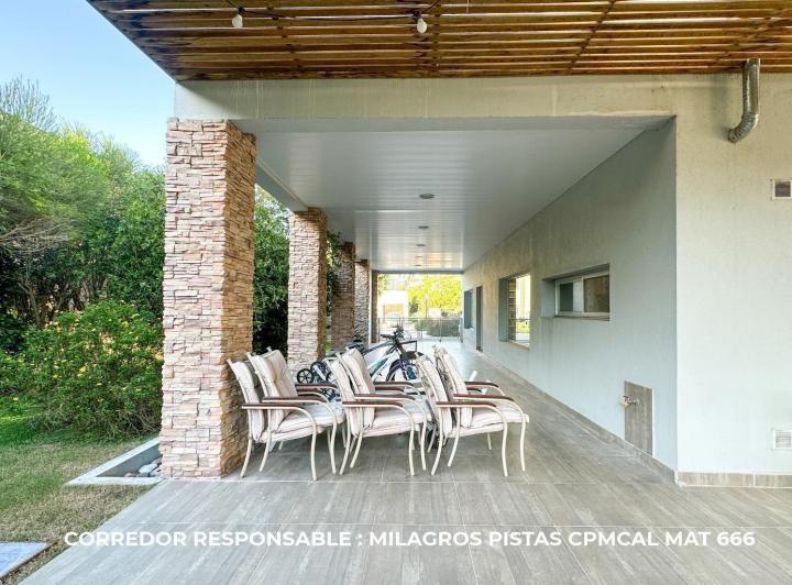 Casa · 221m² · 4 Ambientes · 1 Cochera