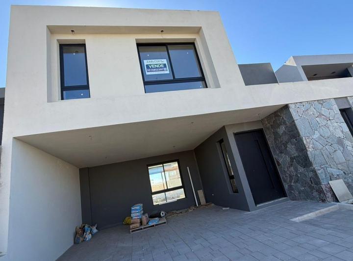 Casa · 250m² · 3 Dormitorios · 2 Cocheras