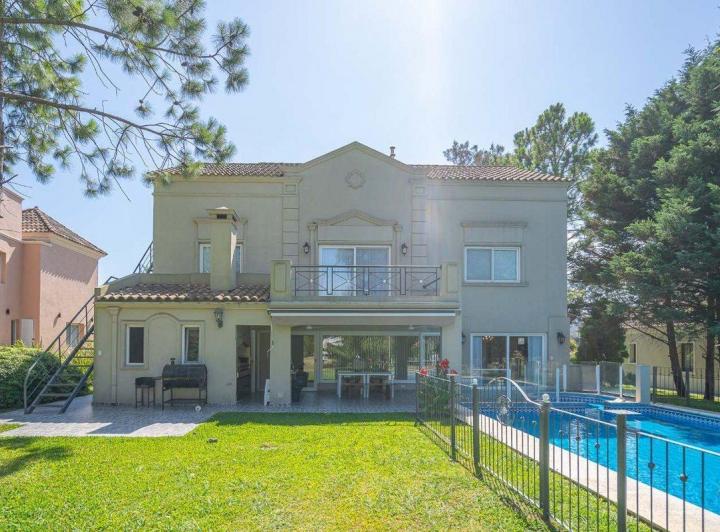 Casa · 430m² · 6 Ambientes · 1 Cochera