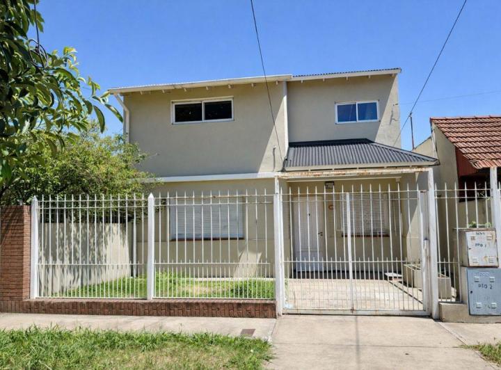 Casa · 220m² · 5 Ambientes · 1 Cochera