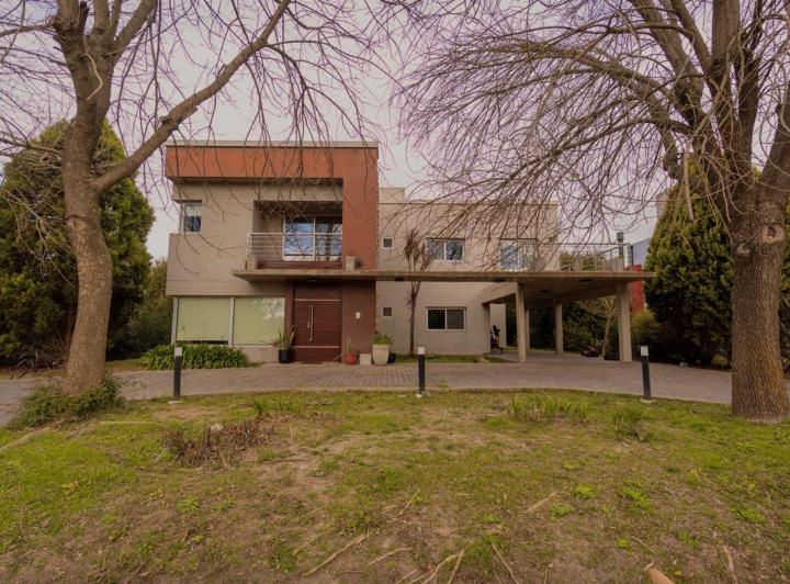 Casa · 350m² · 9 Ambientes · 2 Cocheras