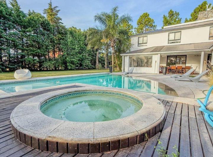 Casa · 230m² · 5 Ambientes · 2 Cocheras