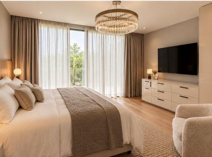 Casa · 900m² · 7 Ambientes · 4 Cocheras