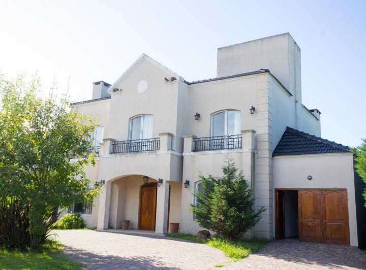 Casa · 240m² · 6 Ambientes · 3 Cocheras