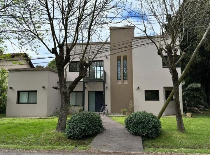 Casa · 170m² · 5 Ambientes · 2 Cocheras