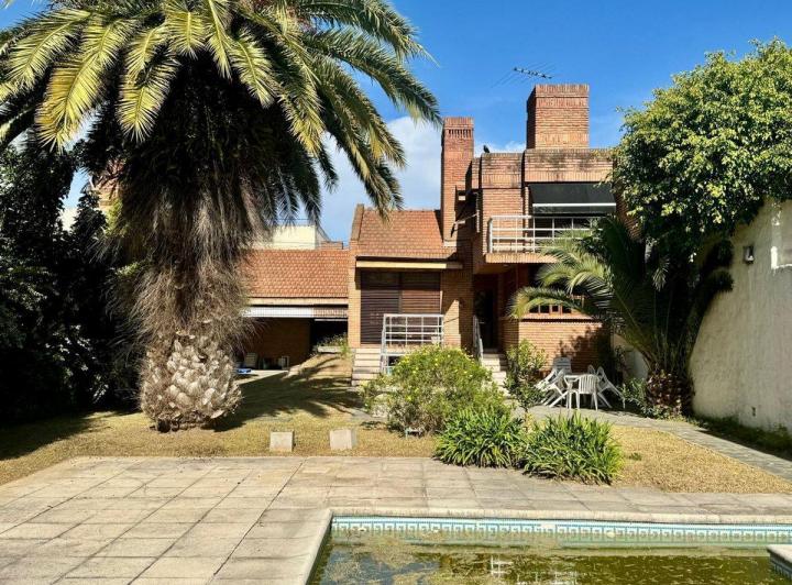 Casa · 350m² · 8 Ambientes · 7 Cocheras