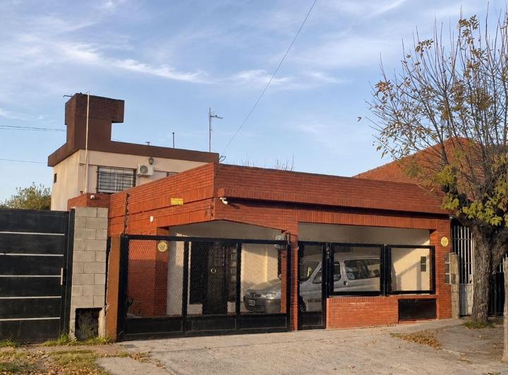 Casa · 210m² · 8 Ambientes · 1 Cochera