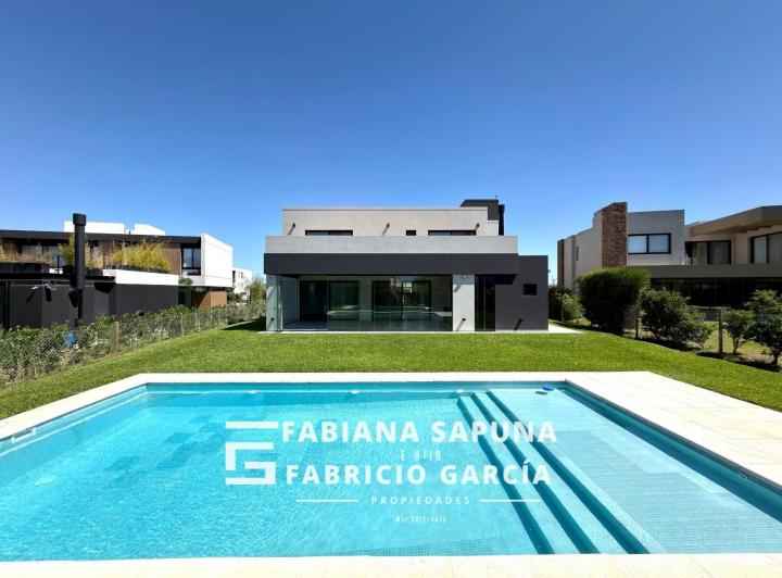 Casa · 370m² · 6 Ambientes · 6 Cocheras