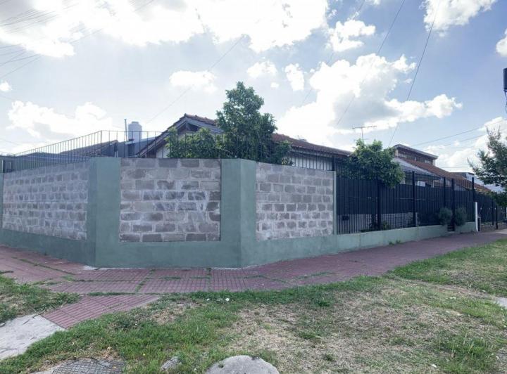 Casa · 100m² · 4 Ambientes · 2 Cocheras