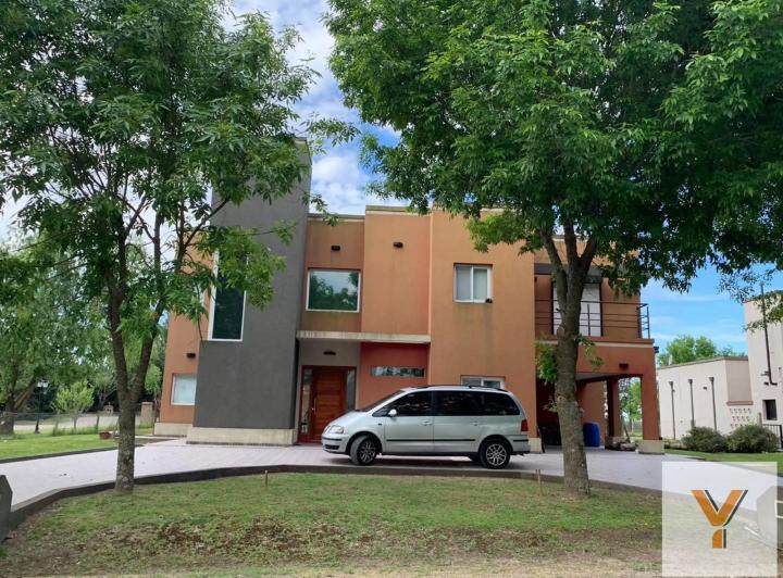 Casa · 250m² · 6 Ambientes · 1 Cochera