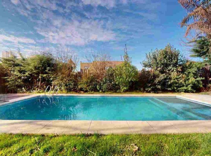 Casa · 235m² · 5 Ambientes · 1 Cochera
