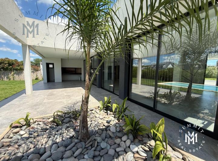 Casa · 200m² · 5 Ambientes · 4 Cocheras