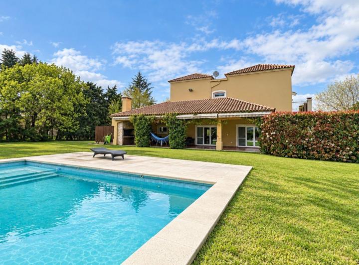 Casa · 300m² · 6 Ambientes · 3 Cocheras