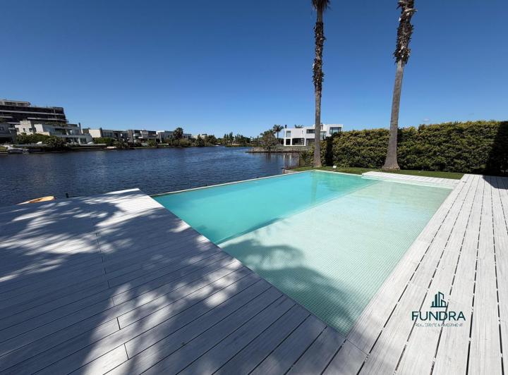 Casa · 311m² · 5 Ambientes · 2 Cocheras