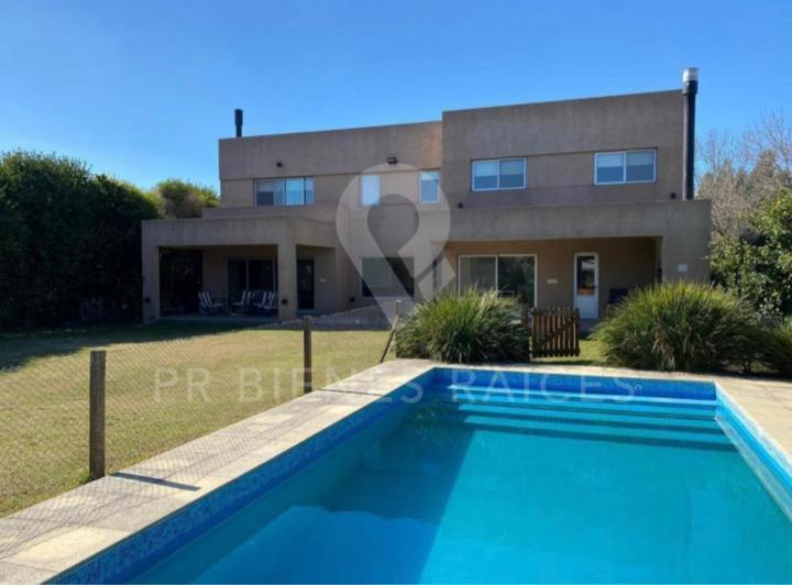 Casa · 340m² · 6 Ambientes · 2 Cocheras