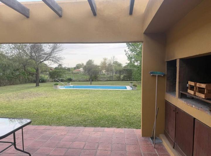Casa · 180m² · 6 Ambientes · 2 Cocheras