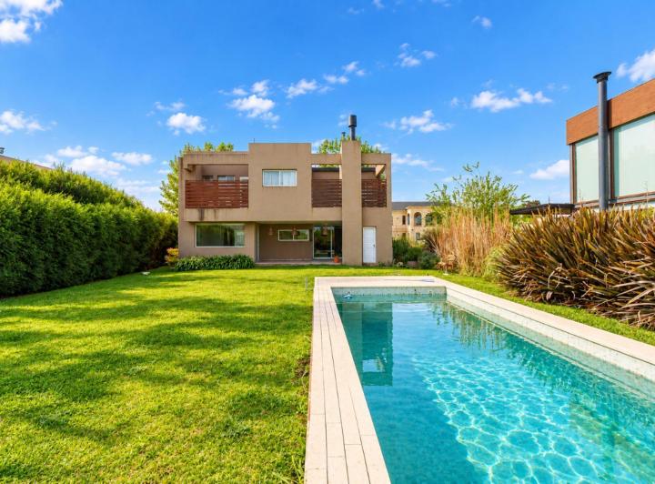 Casa · 230m² · 5 Ambientes · 2 Cocheras