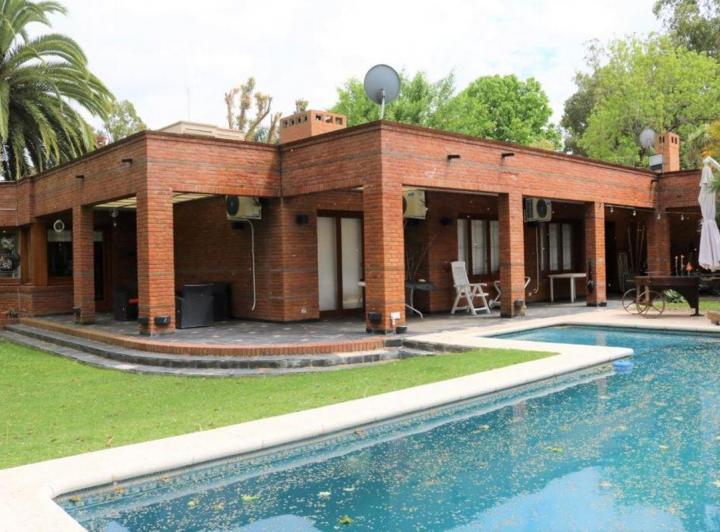 Casa · 300m² · 7 Ambientes · 2 Cocheras