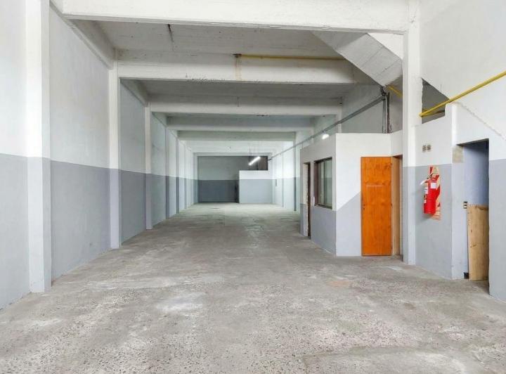 Bodega-Galpón · 430m² · 7 Ambientes · 10 Cocheras