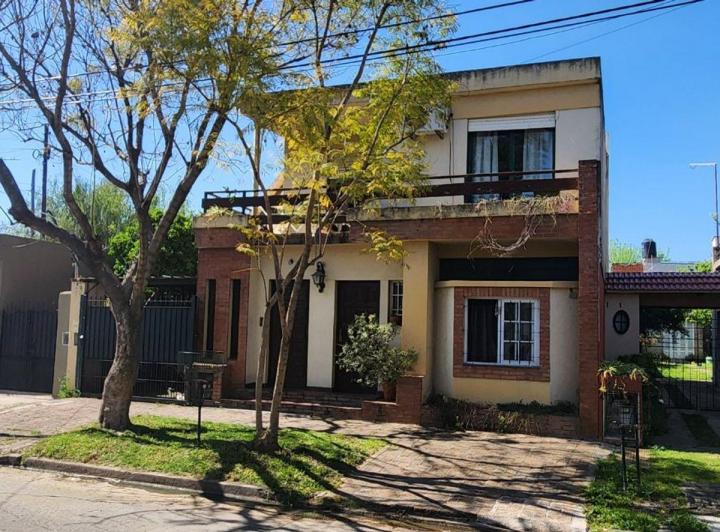 Casa · 129m² · 7 Ambientes · 2 Cocheras