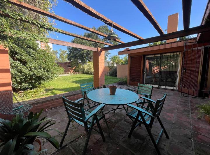 Casa · 250m² · 3 Ambientes · 2 Cocheras