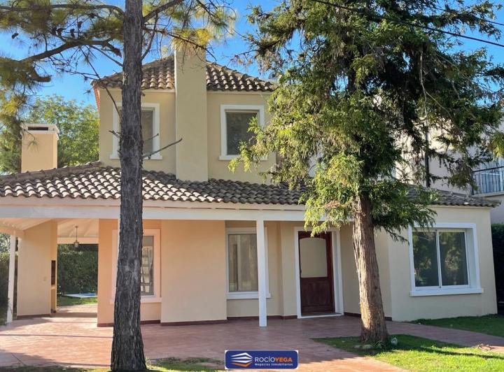 Casa · 218m² · 6 Ambientes · 1 Cochera