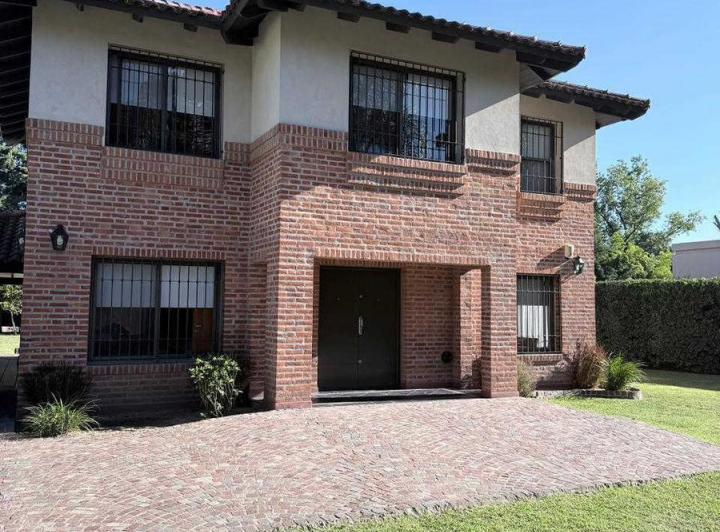 Casa · 180m² · 4 Ambientes · 3 Cocheras