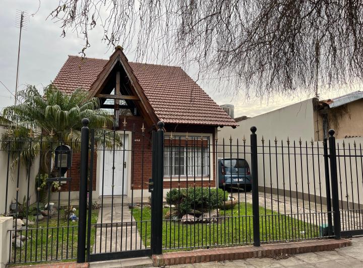 Casa · 200m² · 4 Ambientes · 3 Cocheras