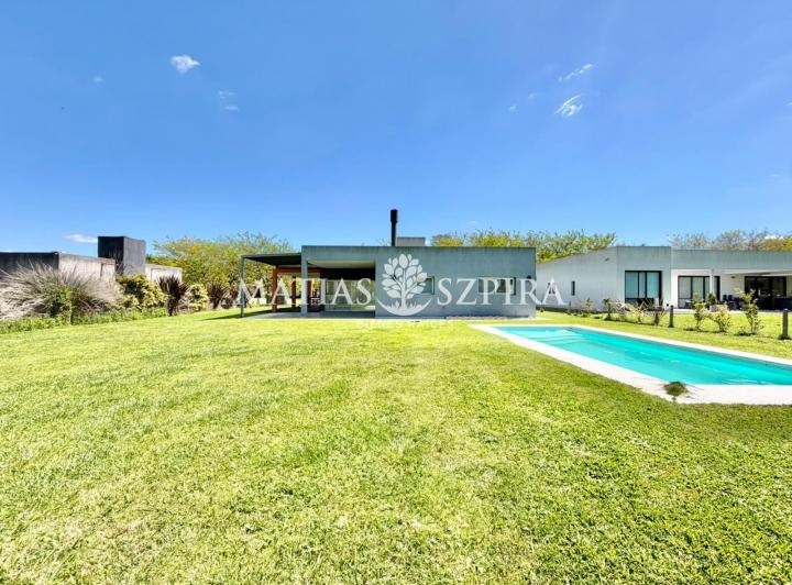 Casa · 121m² · 4 Ambientes · 2 Cocheras