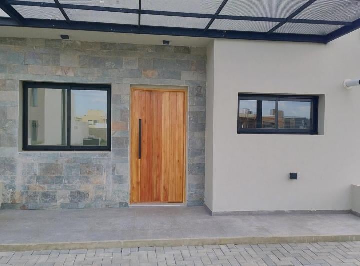 Casa · 94m² · 5 Ambientes · 2 Cocheras