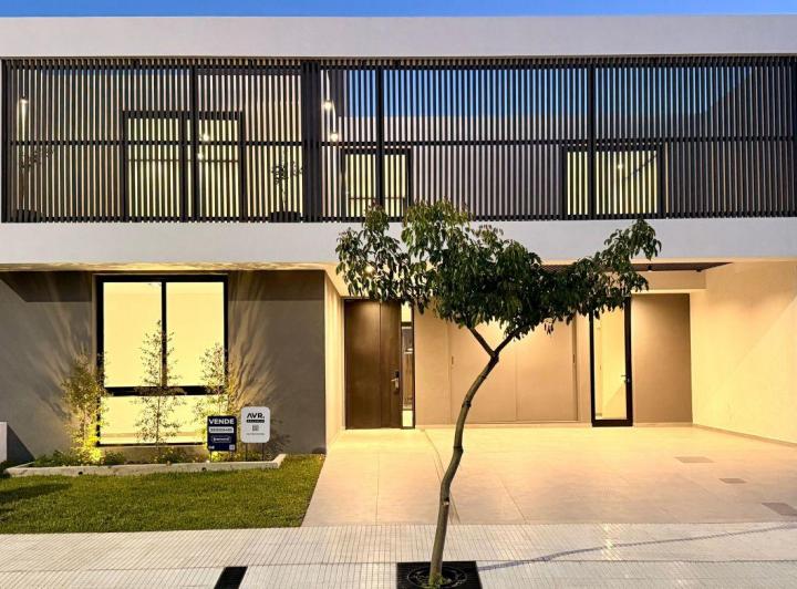 Casa · 310m² · 5 Ambientes · 2 Cocheras