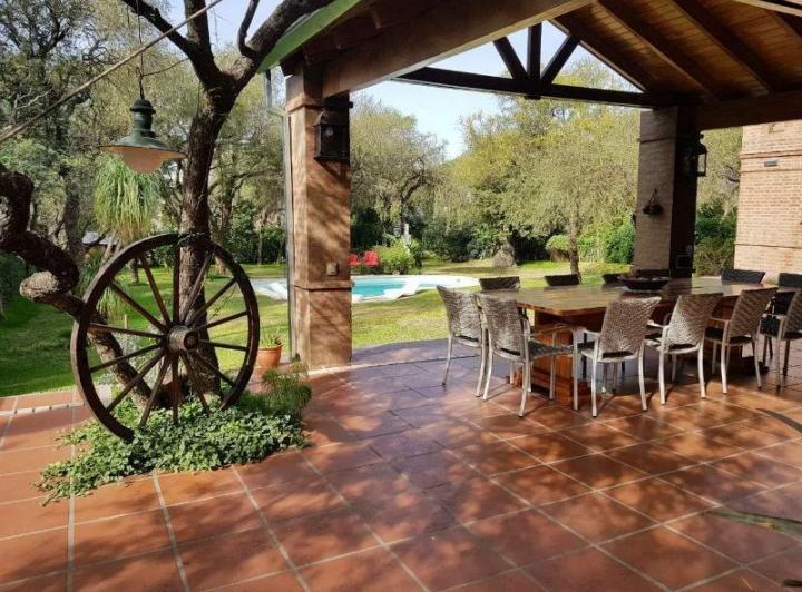 Casa · 480m² · 5 Ambientes · 4 Cocheras