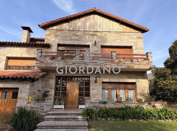 Terreno · 220m² · 5 Ambientes