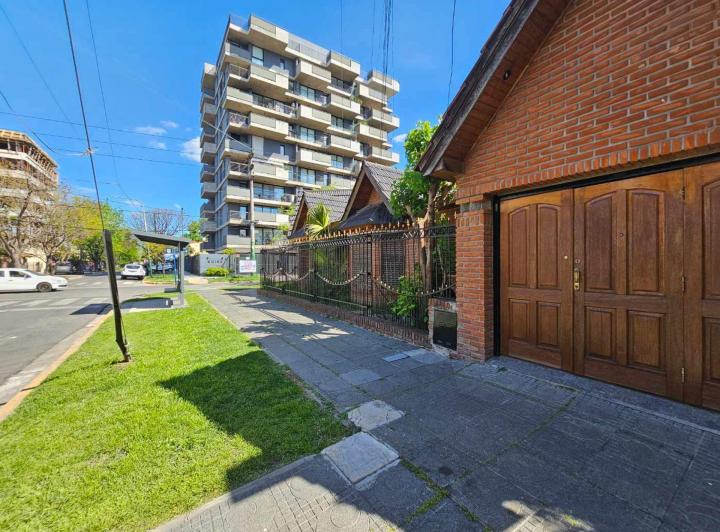Casa · 200m² · 6 Ambientes · 2 Cocheras