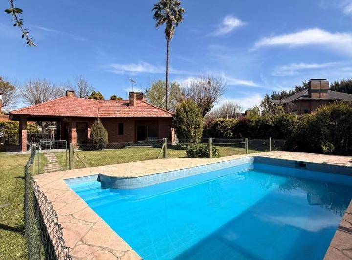 Casa · 110m² · 3 Ambientes · 6 Cocheras