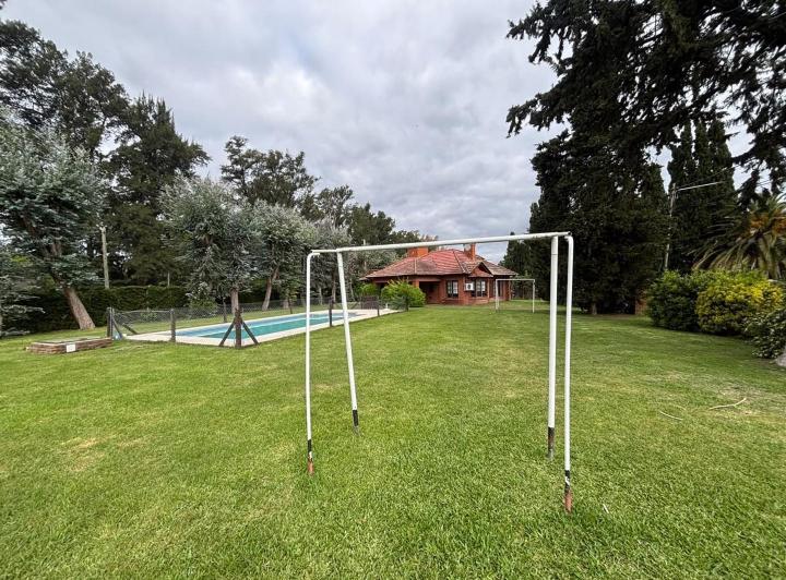 Casa · 84m² · 4 Ambientes · 6 Cocheras