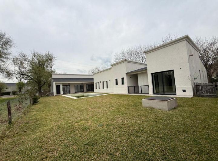 Casa · 230m² · 5 Ambientes · 2 Cocheras