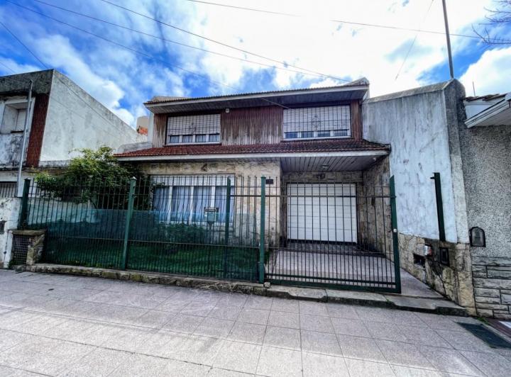 Casa · 220m² · 6 Ambientes · 1 Cochera