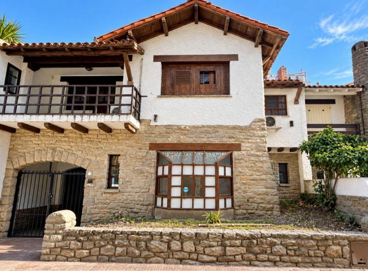 Casa · 198m² · 5 Ambientes · 2 Cocheras