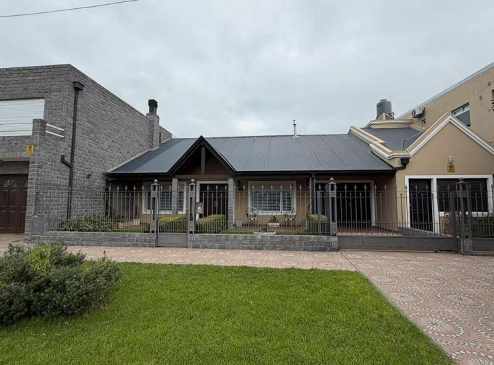 Casa · 280m² · 5 Ambientes · 1 Cochera