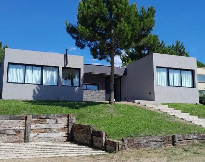 Casa · 208m² · 5 Ambientes · 4 Cocheras