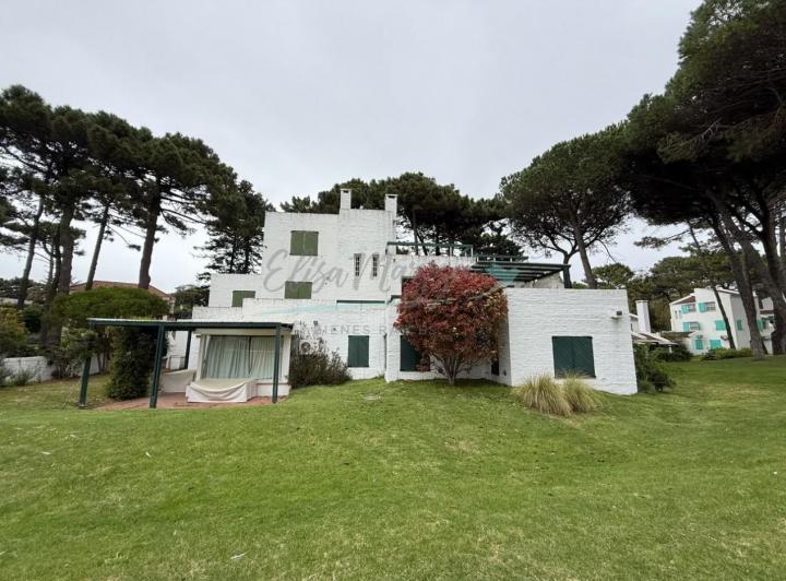Casa · 234m² · 5 Ambientes · 2 Cocheras