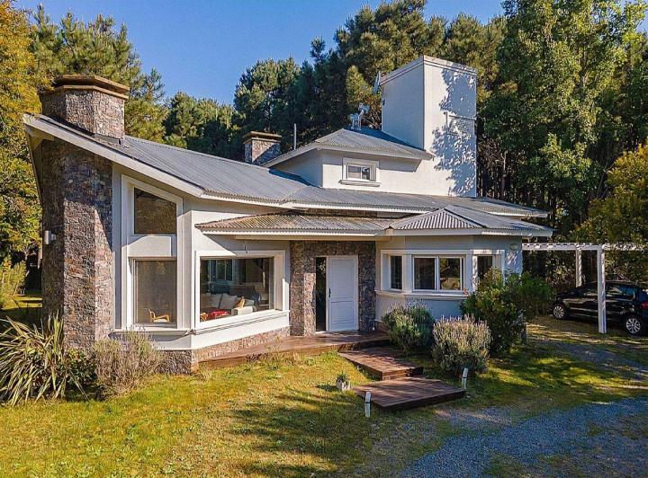 Casa · 187m² · 8 Ambientes · 1 Cochera
