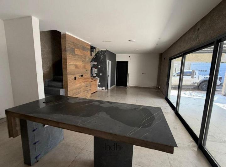 Casa · 200m² · 4 Ambientes · 2 Cocheras