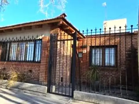 Casa en b° semi privado parque urquiza gllén mza