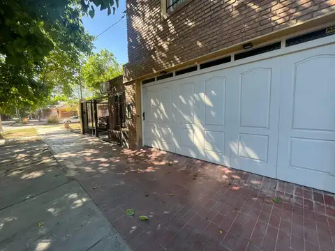 Casa en barrio cementista residencial- las heras. 5 dormitorios- 3 baños.